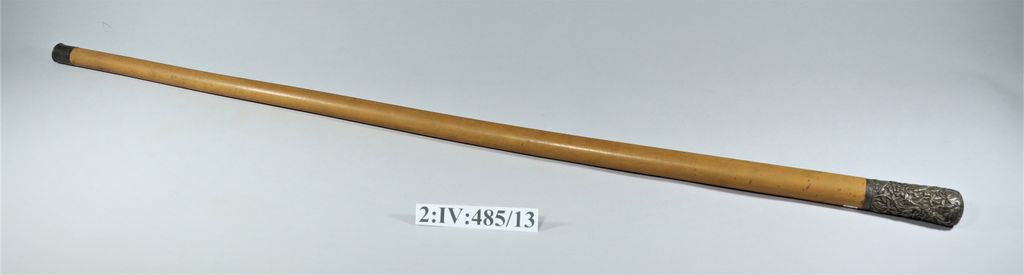 ໄມ້ຄ້ອນເທົ້າ ເຮັດດ້ວຍໄມ້ ( ມືຈັບເຮັດດ້ວຍເງິນ ແກະສະລັກ ).