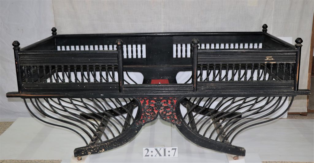 ແຢ່ງຊ້າງເຮັດດ້ວຍໄມ້ ທານໍ້າກ້ຽງ.