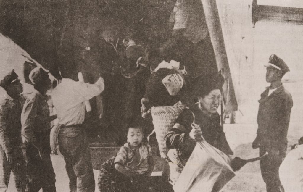 ຂະ​ບວນ​ຜູ້​ອົບ​ພະ​ຍົບ​ລາວ​ທີ່​ຖືກ​ປະ​ຖີ້ມ​ໄວ້​ຢູ​ສະ​ໜາມ​ບີນ