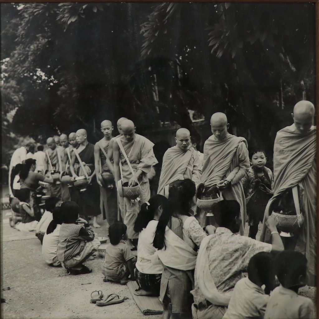 ພຮູບພາບຂາວ ສະທຸແລະອ້າຍຈົວຍ່າງບິນະບາດ