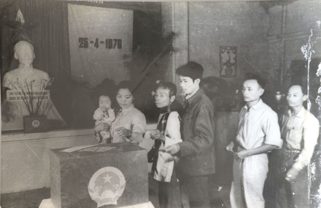 ປະ​ຊາ​ຊົນ​ຫວຽດ​ນາມ​ປ່ອນ​ບັດ​ເລືອກ​ຕັ້ງ