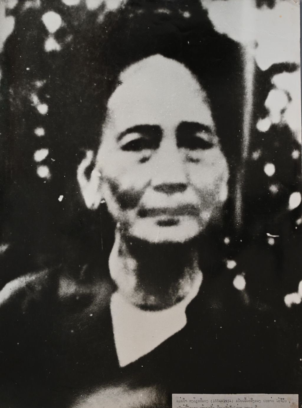 ແມ່ເຖົ້າຫງວ້ຽນ ທິແທງ (1884-1954) ເປັນເອື້ອຍຄີງທ່ານ ໂຮຈິມິນ