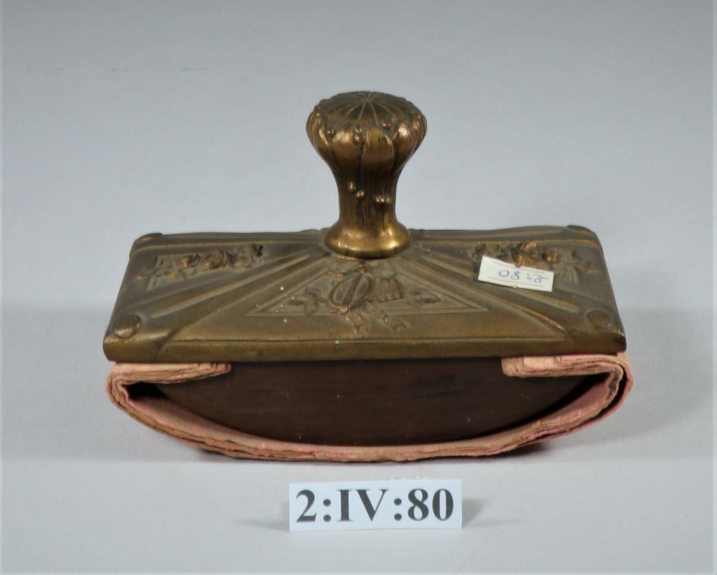 ອັນຊັບນໍ້າເມິກ ເຮັດດ້ວຍທອງເຫຼືອງ.