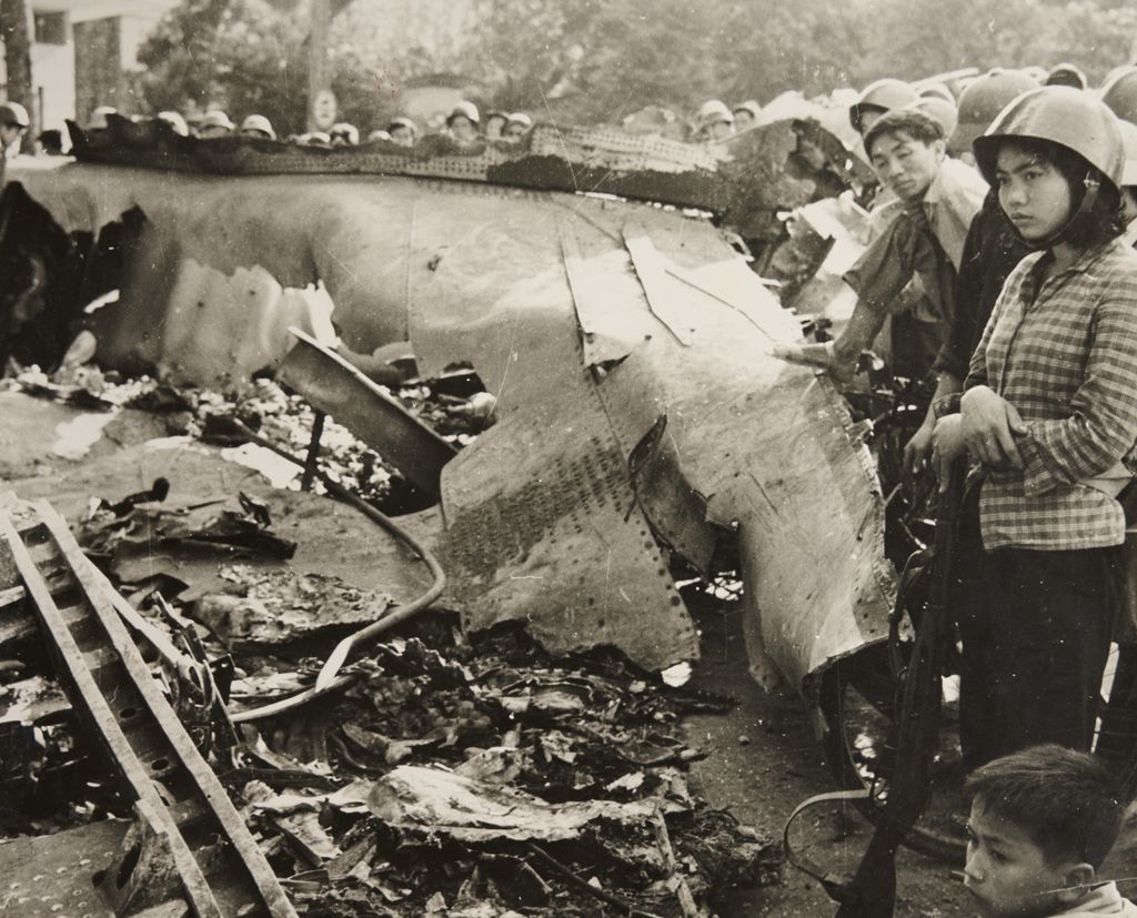 ຮ່າ​ໂນ້ຍ ໄຊ​ຊະ​ນະ​ຍິງ​ຍົນ​ເບ 52 ຕົກ​ລົງ​ດິນ