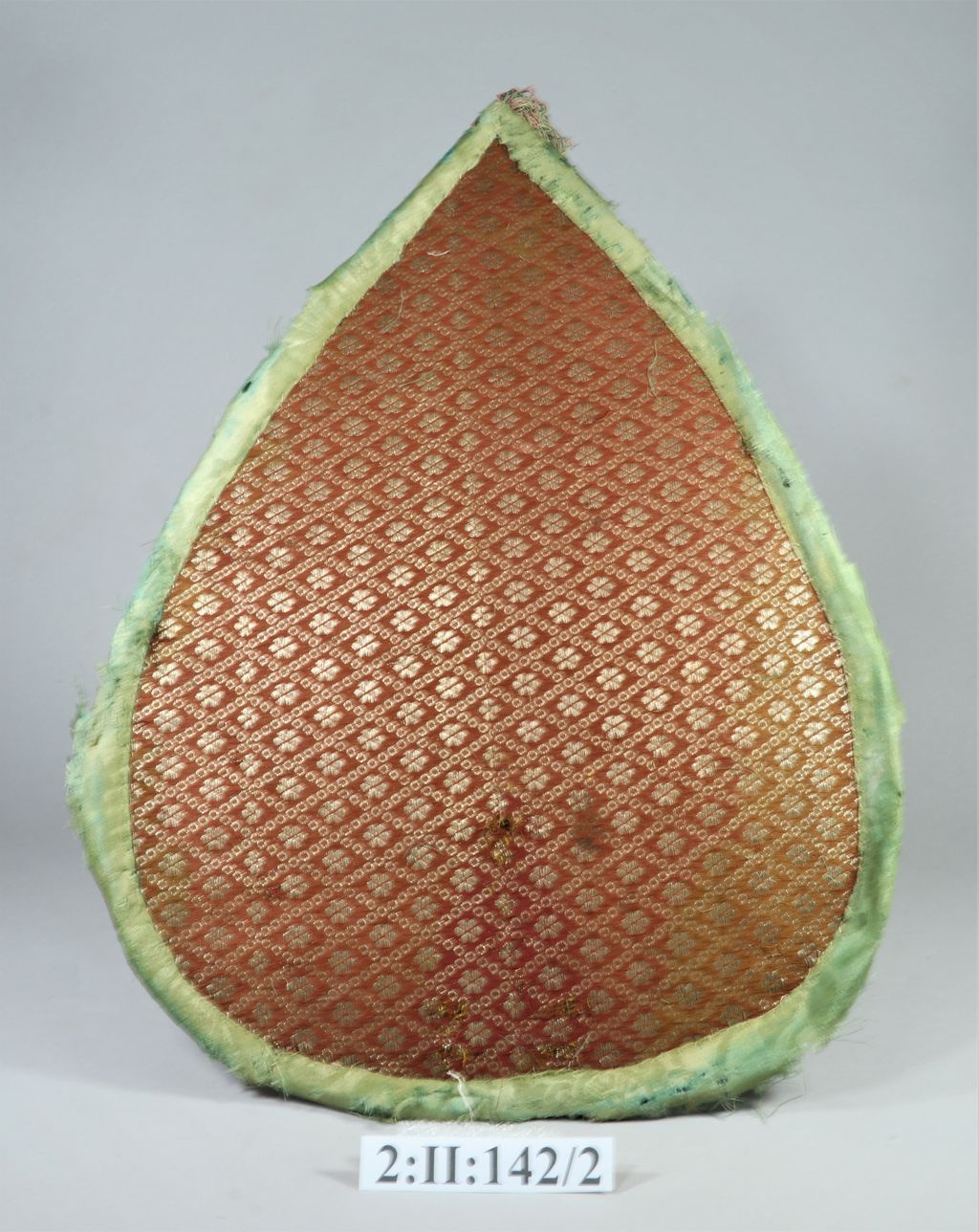 ໃບພັດຈໍາພອນ ເຮັດດ້ວຍໄມ້, ຜ້າໄໝ.