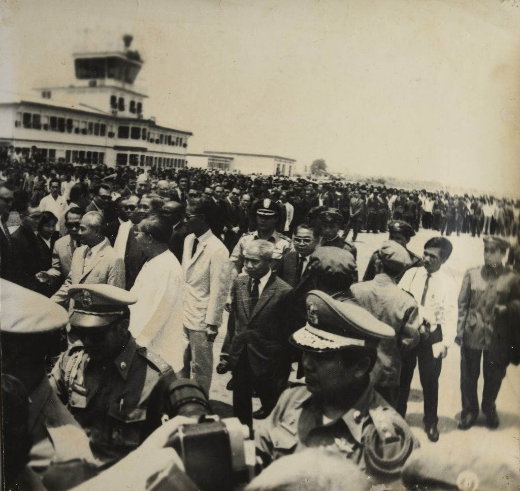 ໂຮມຊຸມນຸມທີ່ສະໜາມບິນວັດໄຕ