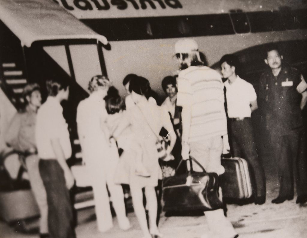 ຜູ້​ໂດຍ​ສານ​ທີ່​ສະ​ໜາມ​ບິນ​ວັດ​ໄຕ