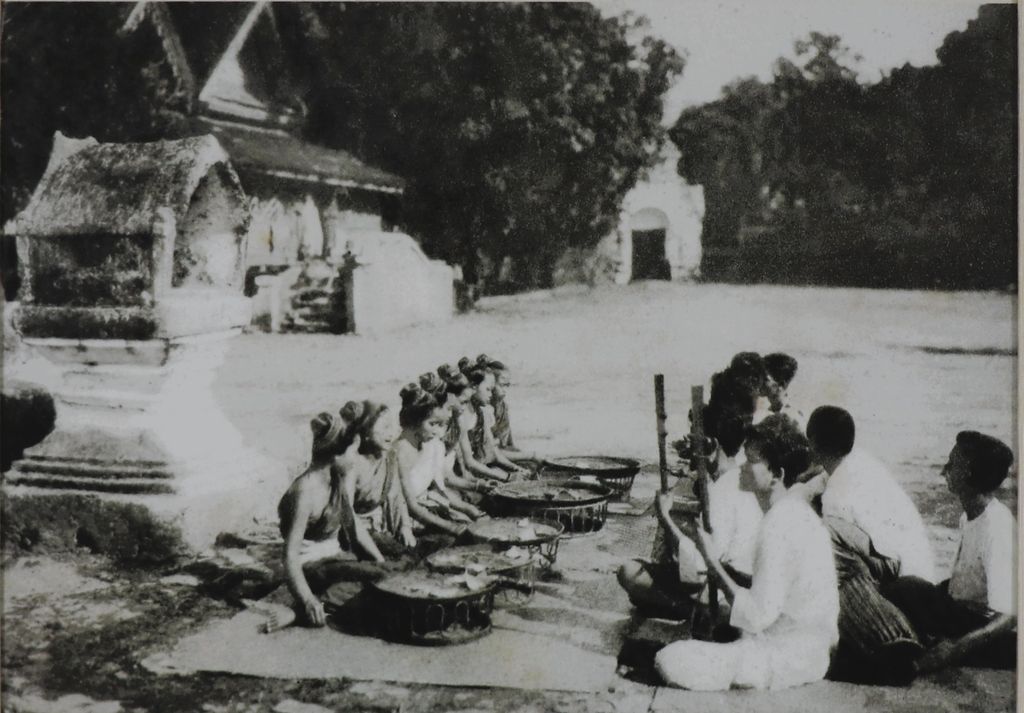 ຮູບພາບຂາວດໍາ ການກ້ຽວສາວ ປີ 1931