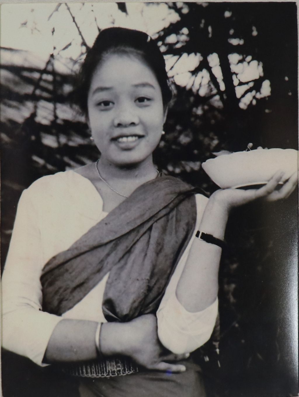 ຮູບ​ພ​າບຂາວດຳ ແມ່ຍິງລາວກຳລັງຈະໃສ່ບາດ ປິ1953