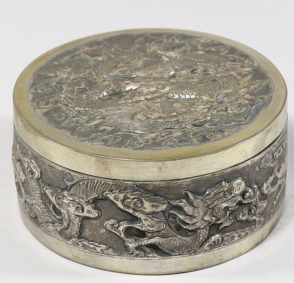 ກັັບໃສ່ແປ້ ເຮັດດ້ວຍສະແຕນເລດໂອບດ້ວຍເງິນເປັນຮູບໂຕມັງກອນ.