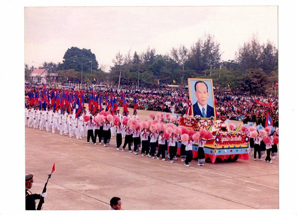 ຂະ​ບວນ​ສະ​ເຫລີມ​ສະ​ຫລອງວັນ​ຊາດ​ທີ 2 ທັນ​ວາ