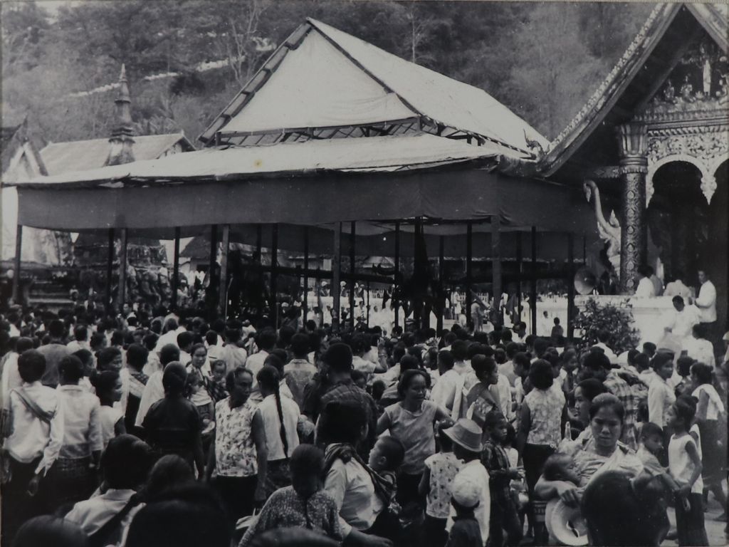 ຮູບ​ພ​າບຂາວດຳ  ປະຊາຊົນກຳລັງສົງນໍ້າພະບາງຢູ່ວັດໃໝ່ ປີ 1967