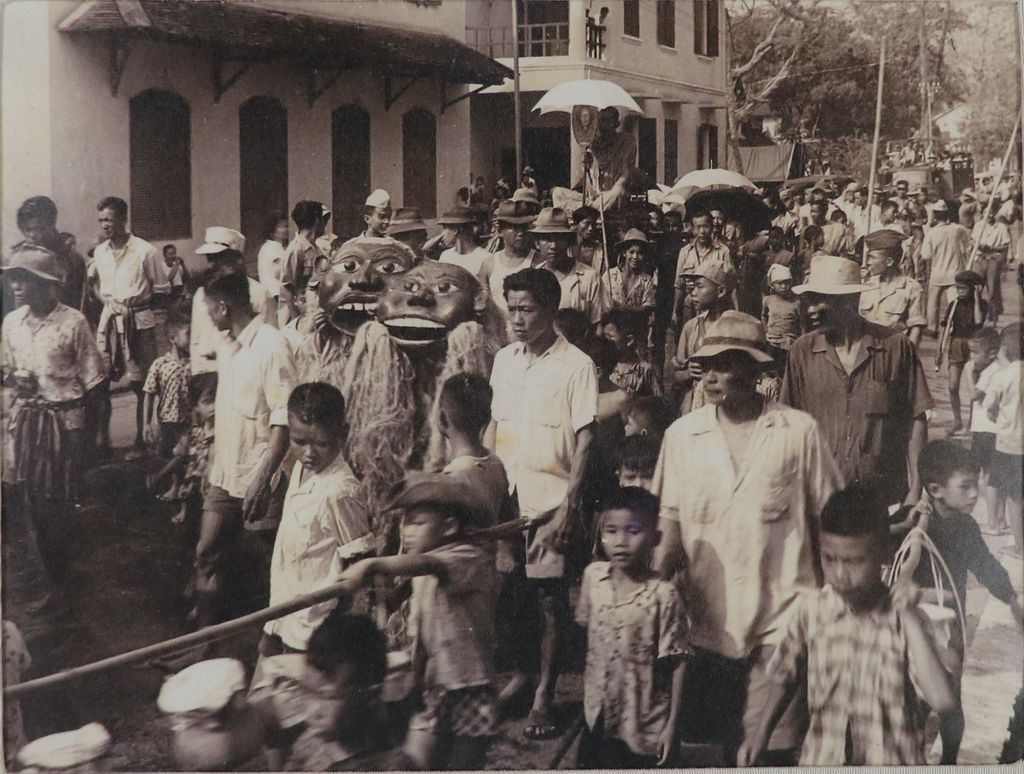 ຮູບ​ພ​າບຂາວດຳ  ຂະບວນແຮ່ປູ່ເຍີ-ຍ່າເຍີປີ 1960