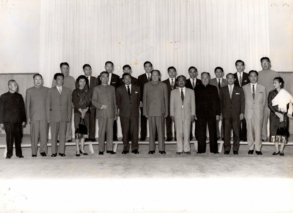 ການ​ນຳ​ລາວ​ຖ່າຍ​ຮູບ​ລວມ​ກັບ​ການ​ນຳ​ຕ່າງ​ປະ​ເທດ