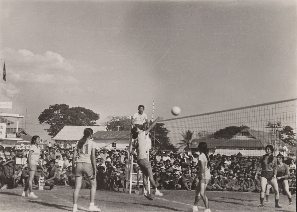 ກິ​ລາ​ບານ​ສົ່ງ