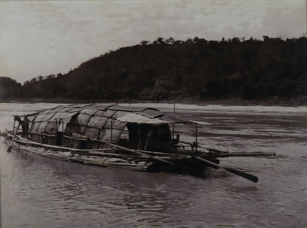 ຮູບ​ພ​າບຂາວດຳ  ເຮືອບັນທຸກສິນຄ້າຕາມແມ່ນໍ້າຂອງ ປີ1953