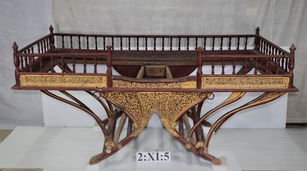 ແຢ່ງຊ້າງເຮັດດ້ວຍໄມ້ ທານໍ້າຫາງ ພອກຄໍາປີວ.