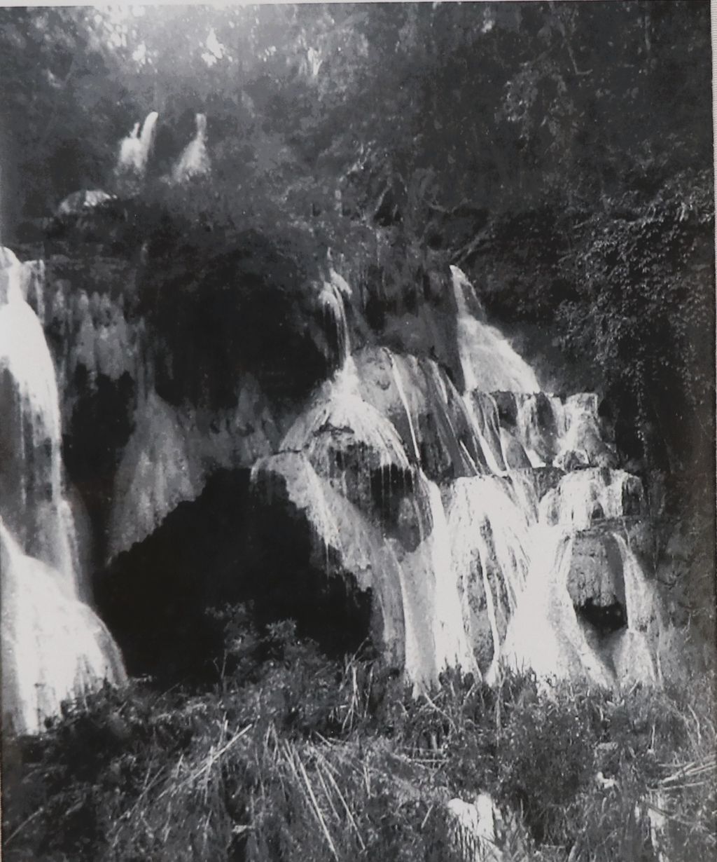 ຮູບພາບຂາວດໍາ ນໍ້າຕົກຕາດກວງຊີ ປີ 1949