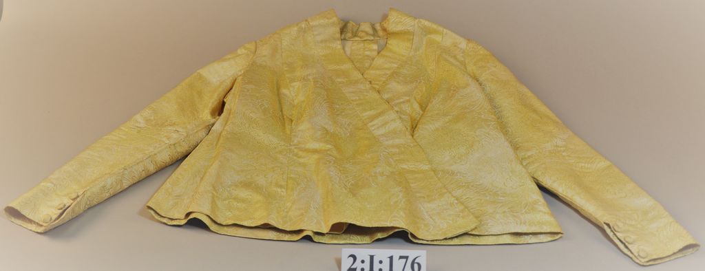 ເສື້ອຄໍປ້າຍ ຜ້າໄໝ ລາຍດອກ ສີເຫຼືອງອ່ອນ.