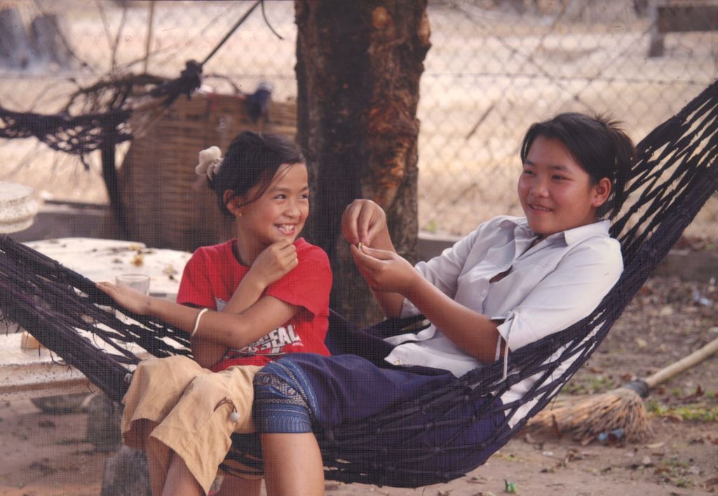 ເດັນຍິງ 2 ຄົນ