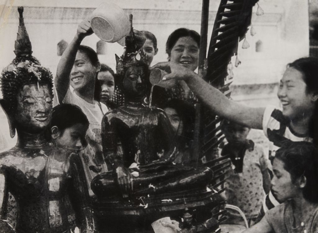 ຊາວ​ພຸດ​ພວມ​ຫົດ​ສົງ​ພະ​ພຸດ​ທະ​ຮູບ