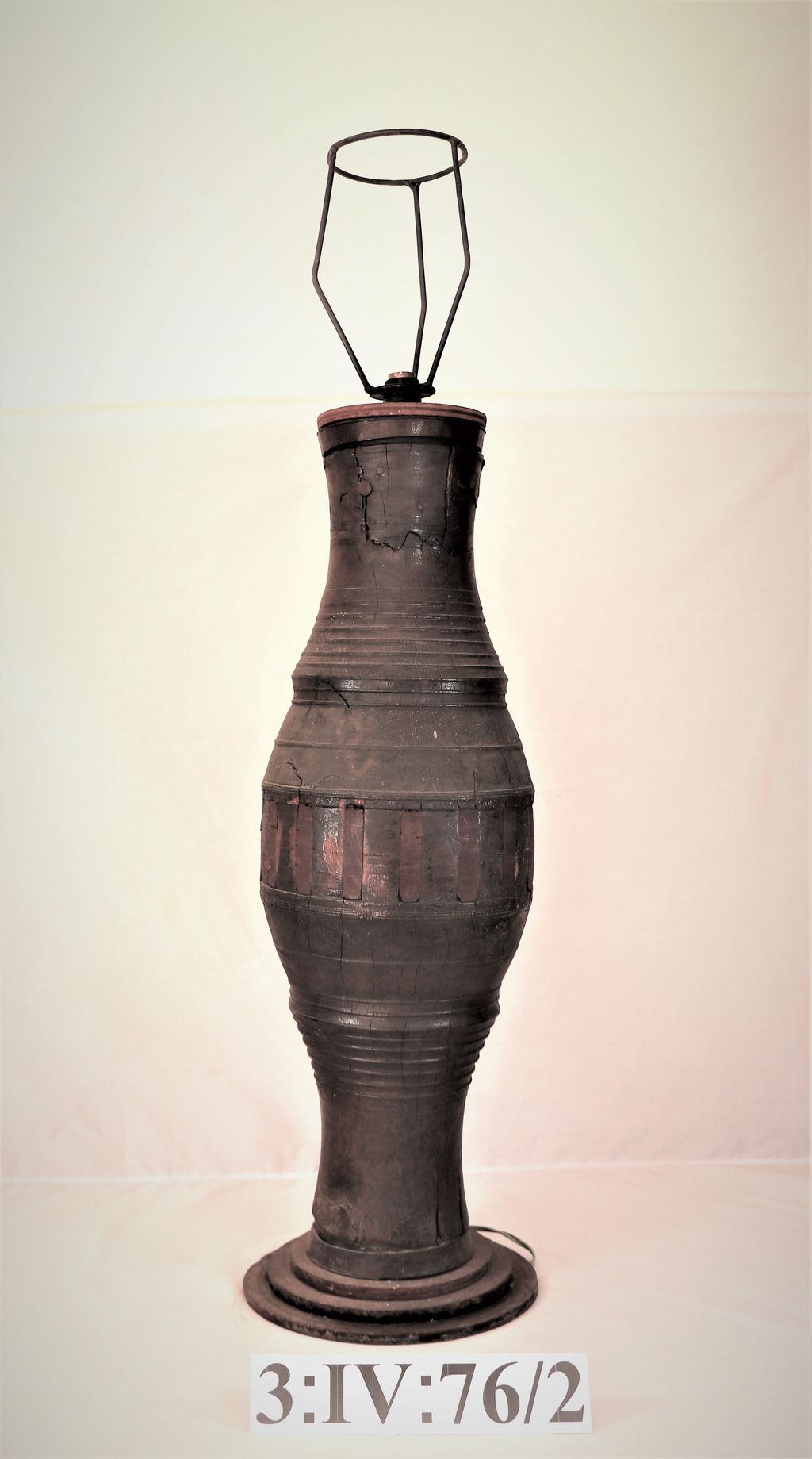 ຂາໂຄມໄຟ ເຮັດດ້ວບໄມ້ ແລະ ເຫຼັກເສັ້ນ.