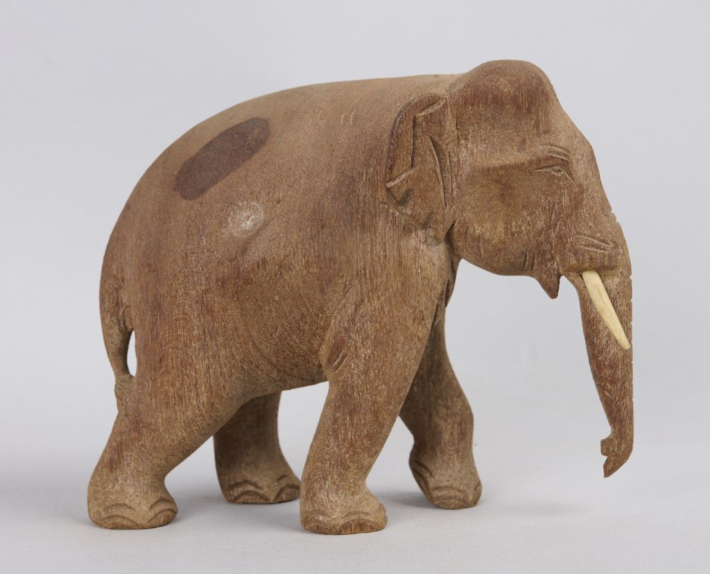 ຊ້າງແກະສະລັກດ້ວຍໄມ້