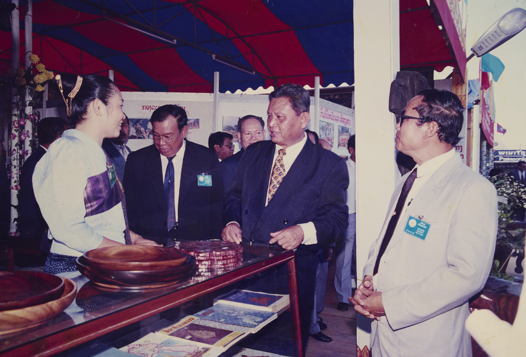 ການ​ແປ​ຮູບ​ໄມ້​ເພື່ອ​ອຸດ​ສະ​ຫະ​ກຳ