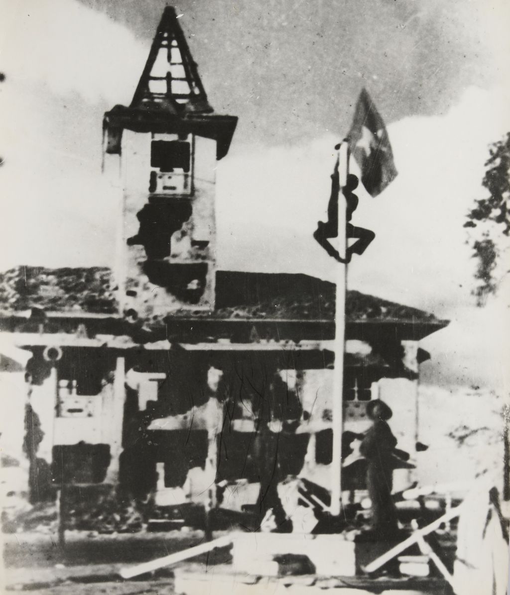 ທະຫານພວມຊັກທຸງຂື້ນຍອດເສົາ