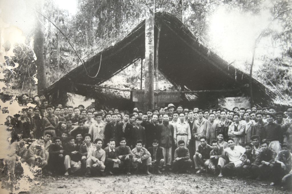 ຖ່າຍ​ຮູບ​ລວມ​ໜູ່