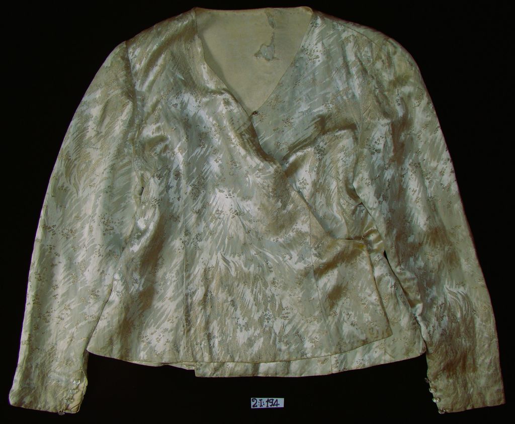 ເສື້ອຄໍປ້າຍ ຜ້າໄໝ ລາຍດອກ ສີຂາວ.