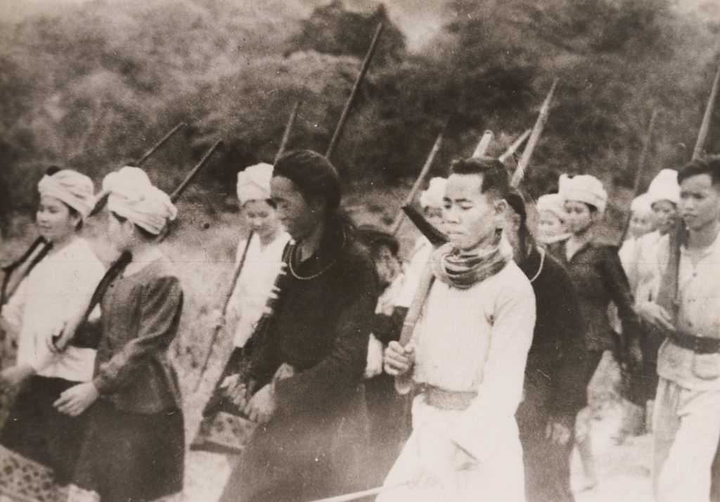 ກອງ​ຫຼອນ​ຍີງ​ກຽມ​ພ້ອມ​ສູ້​ຮົບ