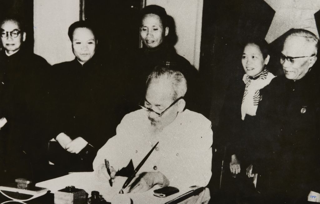 ປະ​ທານ ໂຮ​ຈິ​ມິນ ເຊັນ​ຄຳ​ສັ່ງ​ປະ​ກາດ​ກົດ​ບັດ ປະ​ເທດ​ສາ​ທາ​ລະ​ນະ​ລັດ ປະ​ຊາທິ​ປະ​ໄຕ​ຫວຽດ​ນາມ ປີ 1960