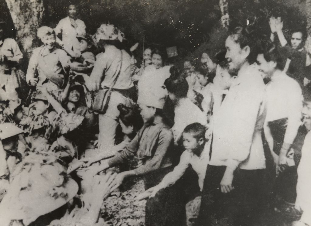 ທະ​ຫານ​ພົບ​ປະ​ປາ​ຊາ​ຊົນ