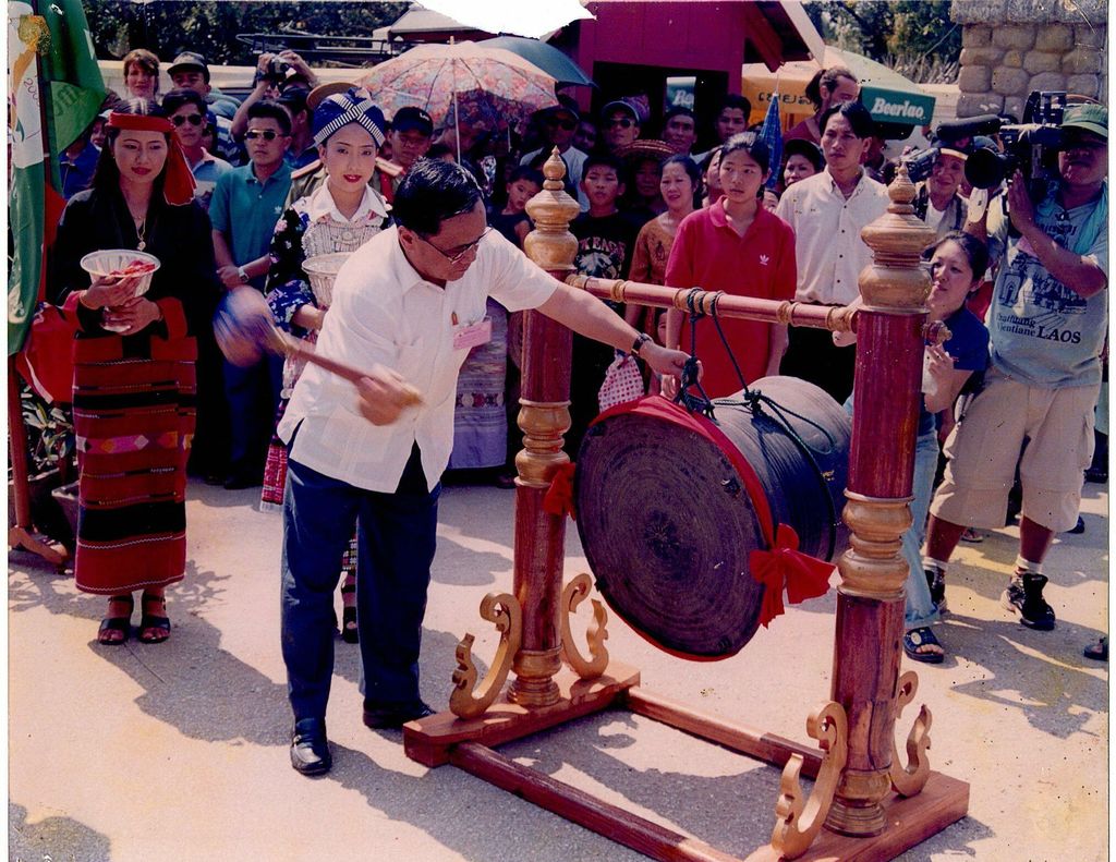 ທ່ານ ທອງສິງ ທຳມະວົງ ປະທານກົມການເມືອງສູນກາງພັກເຂົ້າຮ່ວມພິທີເປີດປີທ່ອງທ່ຽວທີ່ແຂວງຫຼວງພະບາງ 13.4.2000