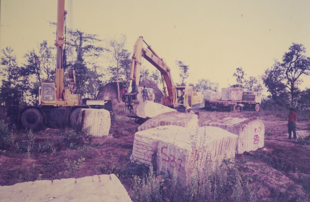 ການຂຸດຄົ້ນຫີນການິດເພື່ອເປັນສີນຄ້າສົ່ງອອກ