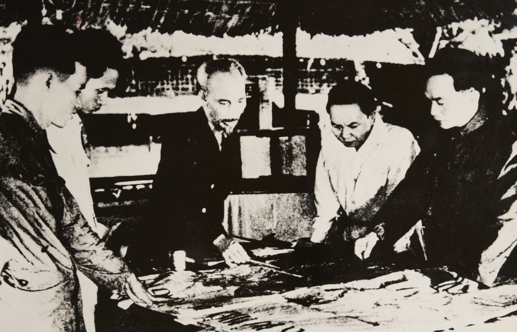 ທ່ານ ໂຮ​ຈິ​ມິນ ພ້ອມ​ກັບ​ຄະ​ນະ​ບໍ​ລິ​ຫານ​ງານ​ກົມ​ການ​ເມືອງ​ສູນ​ກາງ​ພັກ​ຄອມ​ມູ​ນິດ​ຫວຽດ​ນາມ​ຕັດ​ສິນ​​ໂຂ ບັ້ນ​ຮົບ​ລະ​ດູ​ໜາວ ແລະ ລະ​ດູ​ບານ​ໃໝ່ ປີ1953-1954 ແລະ ບັ້ນ​ຮົບ​ດຽນ​ບຽນ​ຟູ ເດືອນ​ທັນ​ວາ ປີ 1953