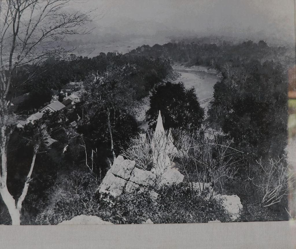 ຮູບພາບຂາວດໍາ ທັດສະນີຍະພາບພະທາດພູສີ