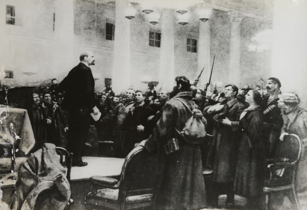 ທ່ານ ເລ​ນິນ ກ່າວ​ຄຳ​ປາ​ໄສ​ຕໍ່​ພັກ​ຊົນ​ຊັ້ນ​ກຳ​ມະ​ກອນ