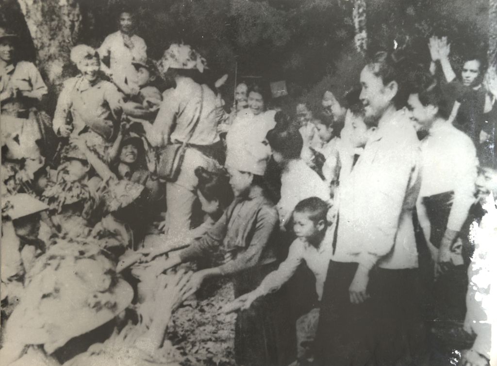 ທະ​ຫານ​ພົບ​ປະ​ປະ​ຊາ​ຊົນ​ມ່ວນ​ຊື່ນ