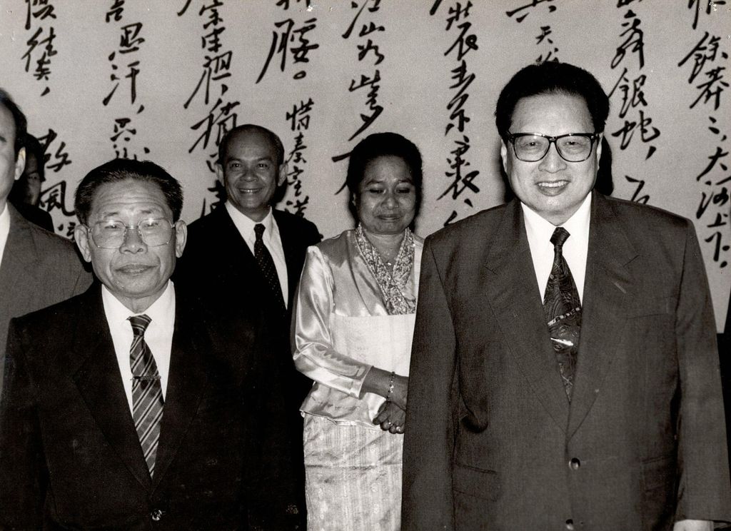 ຄະ​ນະ​ນຳ​ຈີນ​ມາ​ຢ້ຽມ​ຢາມ​ລາວ 5.6.1977