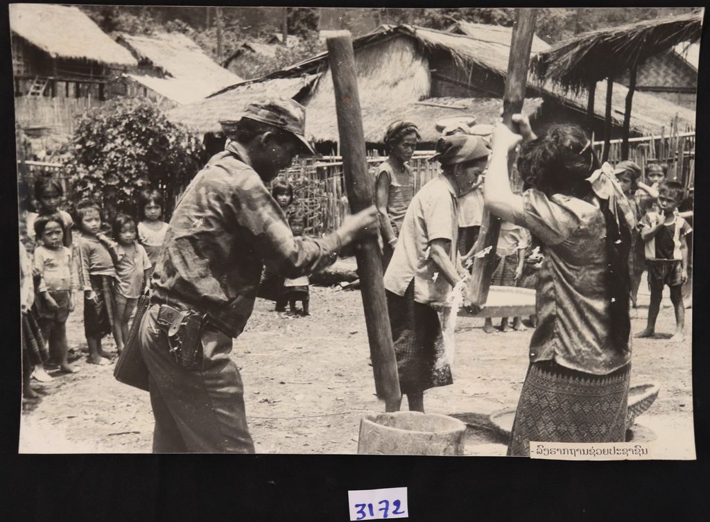 ທະ​ຫານ​ລົງ​ຊ່ວຍ​ເຫລືອ​ປະ​ຊາ​ຊົນ