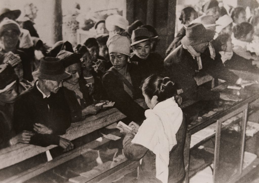 ຮ້ານ​ຄ້າ​ສູນ​ກາງ