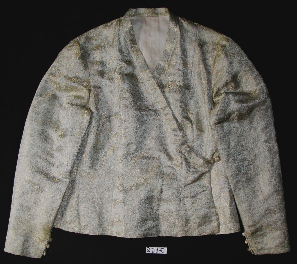 ເສື້ອຄໍປ້າຍ ຜ້າໄຫມ ລາຍດອກສີເທົາອ່ອນ