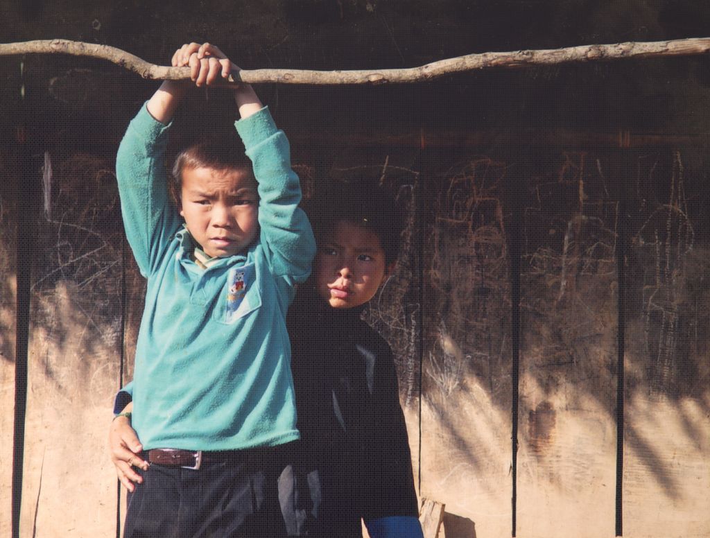 ເດັກນ້ອຍຊາຍສອງຄົນ ເມືອງພູກູດ