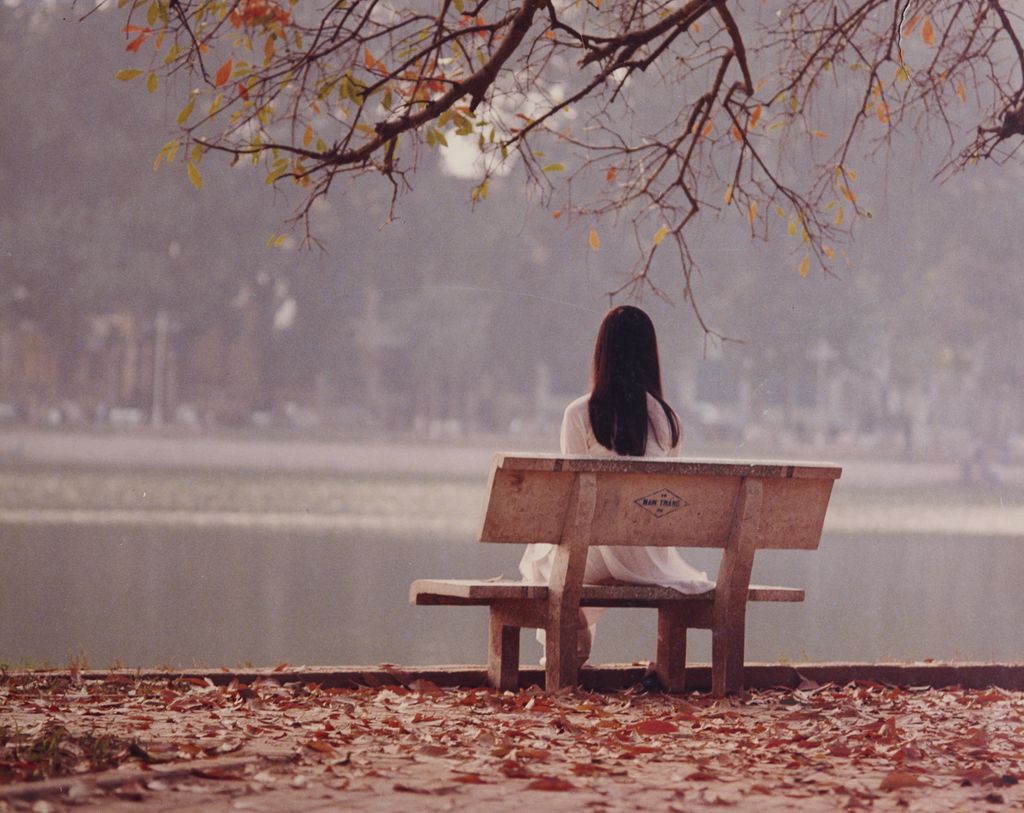 ​ລະ​ດູ​ໃບ​ໄມ້​ລົ່ນ (ສາວ​ແຄມ​ໜອງ)