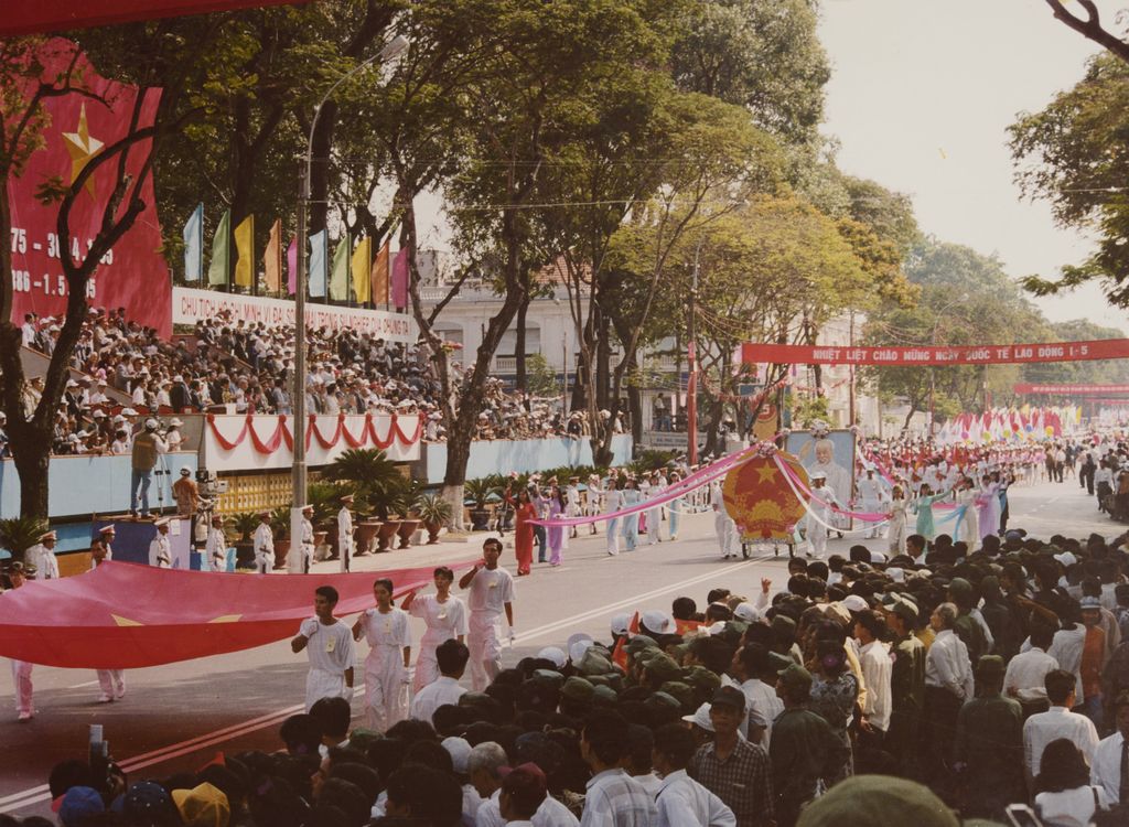 ພິ​ທີ​ເດີນ​ສວນ​ສະ​ໝາມ