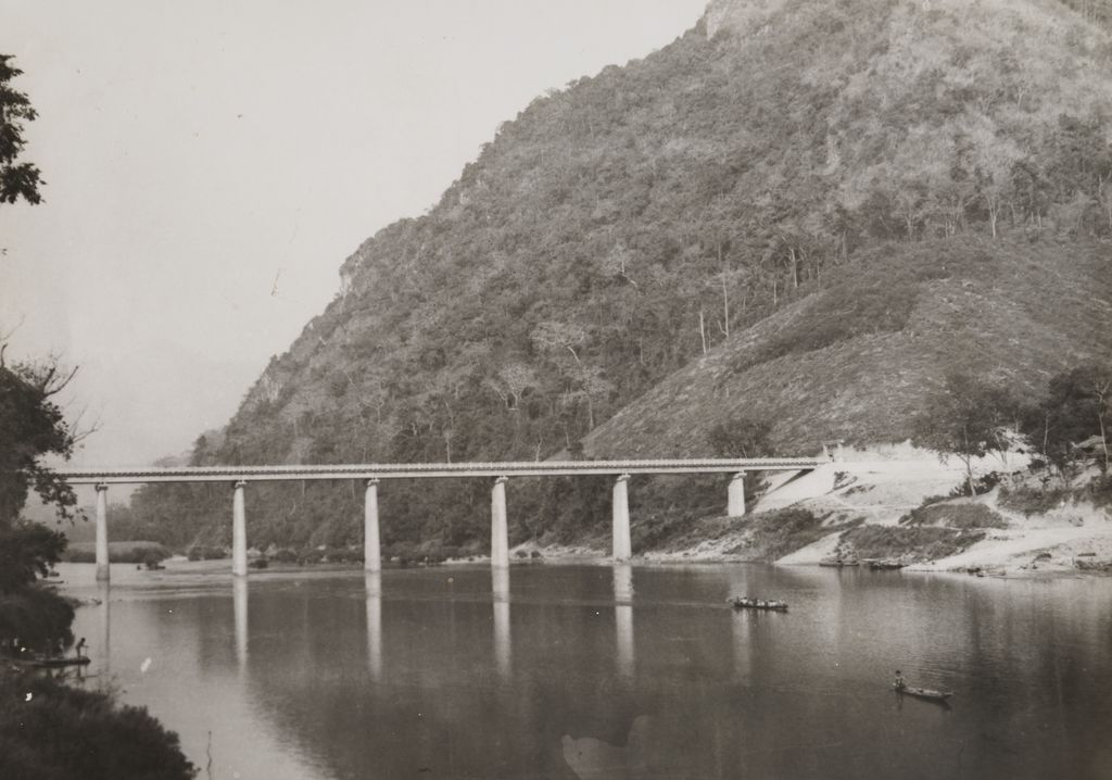 ຂົວ​ຂ້າມ​ແມ່​ນ້ຳ