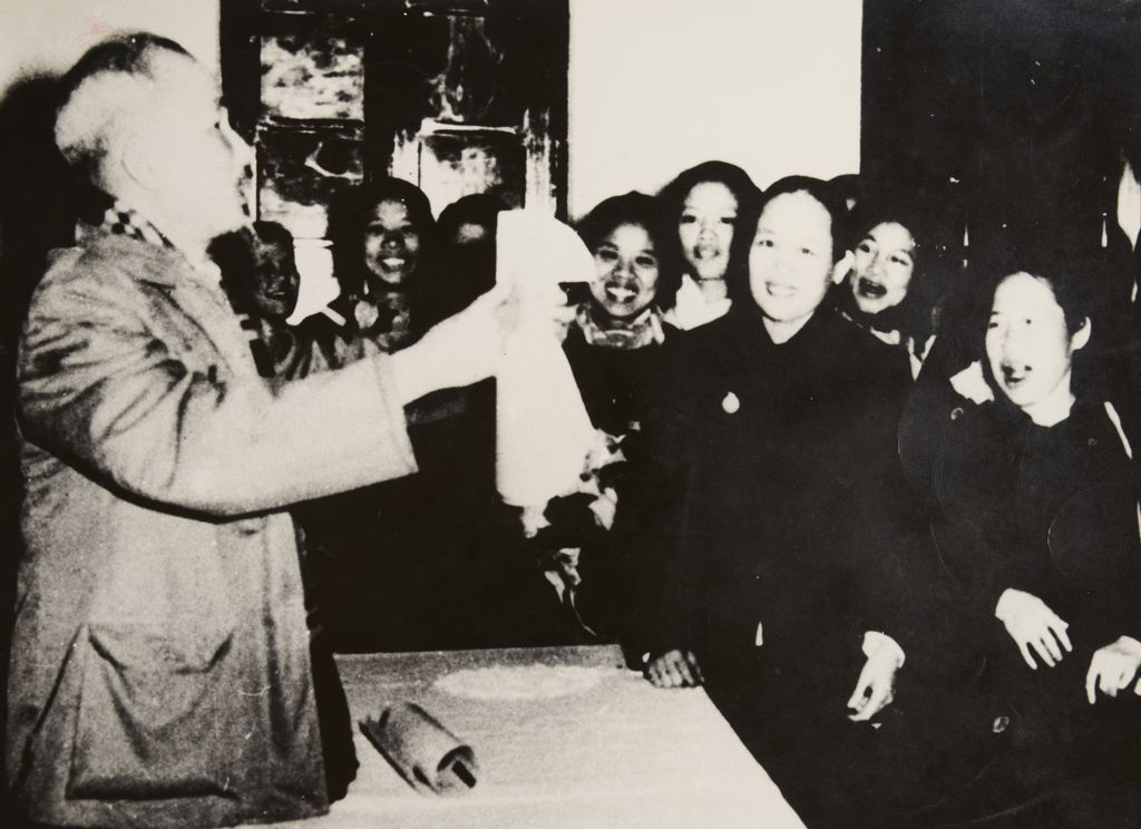 ທ່ານ ໂຮ​ຈິ​ມິນ ຢຽມ​ຢາມ​​ກອງ​ປະ​ຊຸມພະ​ນັກ​ງານ​ແມ່​ຍິງ​ທົ່ວ​ພາກ​ເໜືອ​ປີ 1956