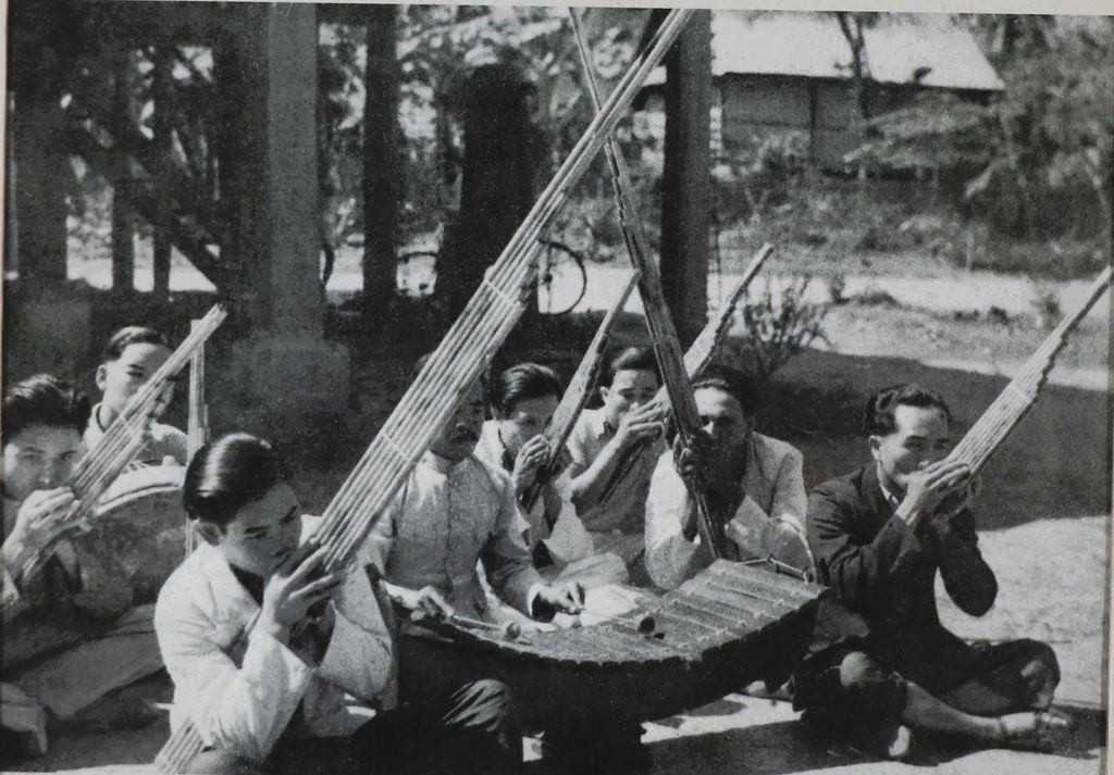 ຮູບ​ພ​າບຂາວດຳ ຜູ້ຊາຍຄົນລາວເປົ່າແຄນ ແລະຕີລະນາດ